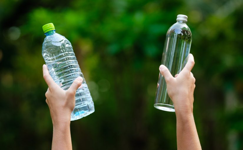 الفرق بين زجاجة الماء الزجاجية والبلاستيكية